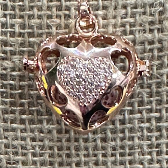 Rhinestone and crested heart essential oil diffuser, necklace locket 16 “ chain - Picture 2 of 8